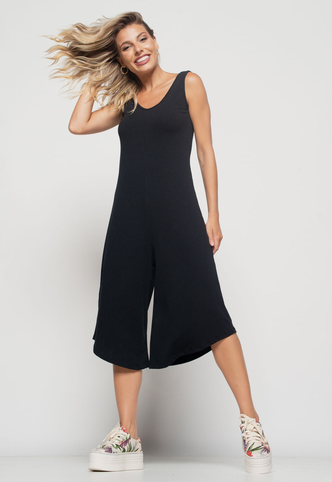 Macacão Regata Pantacourt Canelado Preto Menor preço em Macacão Regata Pantacourt Canelado Preto